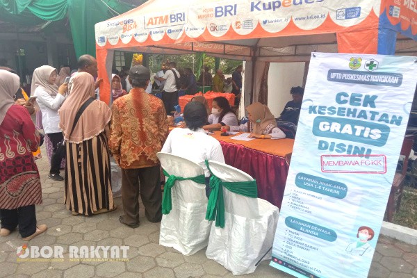 Bondowoso, Obor Rakyat – Perhutani Kesatuan Pemangkuan Hutan (KPH) Bondowoso kembali menunjukkan komitmennya dalam meningkatkan kesehatan karyawan dan masyarakat sekitar dengan menggelar pemeriksaan kesehatan general cek up dan pengukuran kebugaran jasmani. Kegiatan ini dilaksanakan bekerja sama dengan Unit Pelaksana Teknis Daerah (UPTD) Puskesmas Kecamatan Nangkaan, bertempat di Aula Silva Kantor Perhutani KPH Bondowoso, Rabu (10/9/2025).