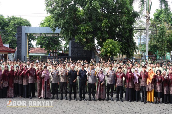 Banyuwangi, Obor Rakyat – Polresta Banyuwangi terus mengintensifkan program Police Goes to School sebagai upaya strategis membina generasi muda yang cerdas, disiplin, dan taat hukum. Program ini digelar secara serentak di sejumlah sekolah pada Kamis (11/9/2025), menghadirkan pejabat Polresta langsung ke sekolah untuk memberikan edukasi hukum dan membangun karakter siswa.