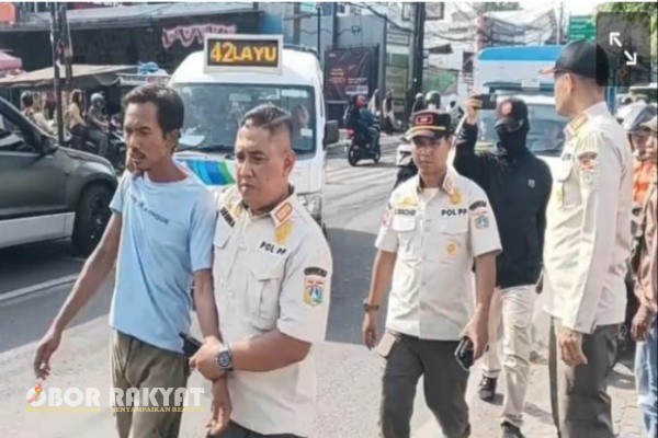 Jakarta, Obor Rakyat – Petugas Satpol PP Kecamatan Duren Sawit, Jakarta Timur, kembali melakukan operasi penertiban terhadap para pak ogah yang meresahkan pengendara sepeda motor di wilayahnya. Pada Kamis (11/9/2025), sembilan orang pak ogah berhasil ditangkap dalam razia yang digelar di Jalan I Gusti Ngurah Rai, Duren Sawit.