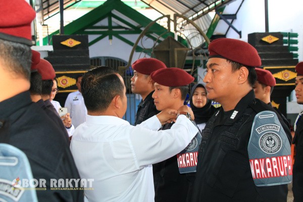Banyuwangi, Obor Rakyat – Kepala Lembaga Pemasyarakatan (Kalapas) Kelas IIA Banyuwangi, I Wayan Nurasta Wibawa, resmi mengukuhkan Komandan Regu Pengamanan (Karupam), Wakil Komandan Regu Pengamanan (Wakarupam), dan Komandan Pengamanan Pintu Utama (Ka P2U). Kegiatan ini digelar dalam apel pagi pegawai di Lapangan Apel depan Gazebo Lapas Banyuwangi, Kamis (11/9/2025).