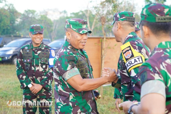 Pasuruan, Obor Rakyat – Panglima Divisi Infanteri 2 Kostrad, Mayor Jenderal TNI Susilo, langsung meninjau pelaksanaan Latihan Penyegaran Terjun Statik dan Terjun Bebas Militer yang digelar oleh Denma Brigif 18/Trisula/2 Kostrad di area latihan Marinir, Grati, Pasuruan, Jawa Timur, Kamis (11/9/2025).