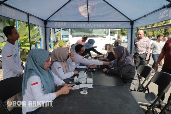 Jember, Obor Rakyat – Dalam rangka memperingati HUT Lalu Lintas Bhayangkara ke-70, Satuan Lalu Lintas (Satlantas) Polres Jember menggelar kegiatan sosial berupa donor darah dan pemeriksaan kesehatan gratis yang berlangsung di Kantor Satlantas Polres Jember, Jalan Panjaitan, Kamis (11/9/2025).