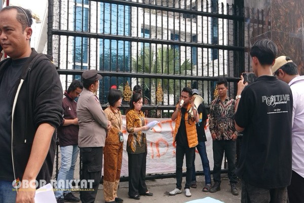 Medan, Obor Rakyat – Puluhan anak muda dan mahasiswa dari Kabupaten Simalungun yang tergabung dalam Aliansi Anak Muda Bergerak (AMB) menggelar aksi unjuk rasa di depan Kantor Kejaksaan Tinggi (Kejati) Sumatera Utara, Kota Medan, Jumat (12/09/2025).