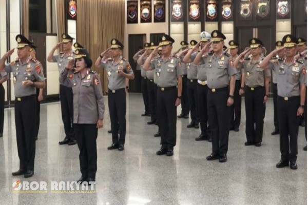 Jakarta, Obor Rakyat – Sebanyak 27 Perwira Tinggi (Pati) Kepolisian Negara Republik Indonesia (Polri) resmi mendapatkan kenaikan pangkat satu tingkat lebih tinggi dalam sebuah upacara resmi yang digelar di Ruang Rapat Utama (Rupatama) Mabes Polri, Jakarta, pada Jumat (12/9/2025).
