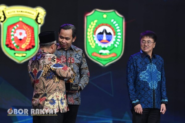 Jakarta, Obor Rakyat – Komitmen Bupati Jember, Muhammad Fawait dalam meningkatkan akses layanan kesehatan (Askes) dan infrastruktur pendidikan kembali mendapat pengakuan di tingkat nasional. Kali ini, apresiasi datang dari Kompas TV, yang menyerahkan Penghargaan Apresiasi Daerah Peduli Akses dan Infrastruktur Pendidikan kepada Pemkab Jember pada acara yang digelar di The Tribrata Hotel & Convention Center Dharmawangsa, Jakarta, Kamis (11/9/2025).