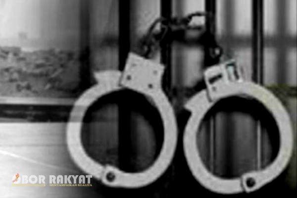 Probolinggo, Obor Rakyat – Seorang mantan Pegawai Negeri Sipil (PNS) di lingkungan Badan Pendapatan, Pengelolaan Keuangan dan Aset Daerah (BPPKAD) Probolinggo, berinisial MS (44), ditangkap Polres Probolinggo Kota karena diduga melakukan penipuan dan penggelapan uang sebesar Rp 96 juta. Uang tersebut awalnya diberikan untuk proses balik nama sertifikat tanah, namun justru dipakai untuk kebutuhan pribadi dan judi online.