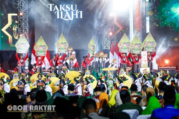 Jember, Obor Rakyat – Pembukaan Musabaqoh Tilawatil Qur'an (MTQ) ke-31 tingkat Provinsi Jawa Timur tahun 2025 berlangsung meriah dan spektakuler di Stadion Jember Sport Garden (JSG), Sabtu malam (13/9/2025).