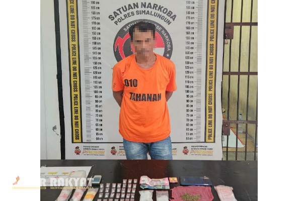 Simalungun, Obor Rakyat — Kepolisian Resor (Polres) Simalungun melalui Satuan Reserse Narkoba kembali menunjukkan komitmennya dalam pemberantasan tindak pidana narkotika. Dalam sebuah operasi terencana yang berlangsung pada Jumat dini hari, 12 September 2025, petugas berhasil mengamankan dua orang tersangka yang diduga kuat merupakan bagian dari jaringan peredaran narkotika lintas wilayah.