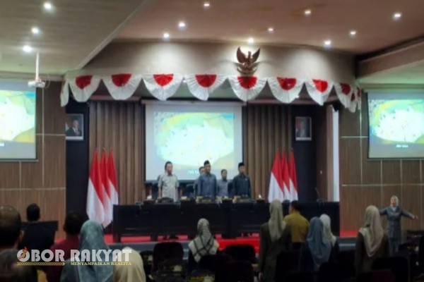 Bondowoso, Obor Rakyat – Pemerintah Kabupaten (Pemkab) Bondowoso menyampaikan Nota Penjelasan terhadap Rancangan Peraturan Daerah (Raperda) tentang Perubahan Anggaran Pendapatan dan Belanja Daerah (APBD) Tahun Anggaran 2025 dalam Rapat Paripurna DPRD, Senin (15/9/2025).