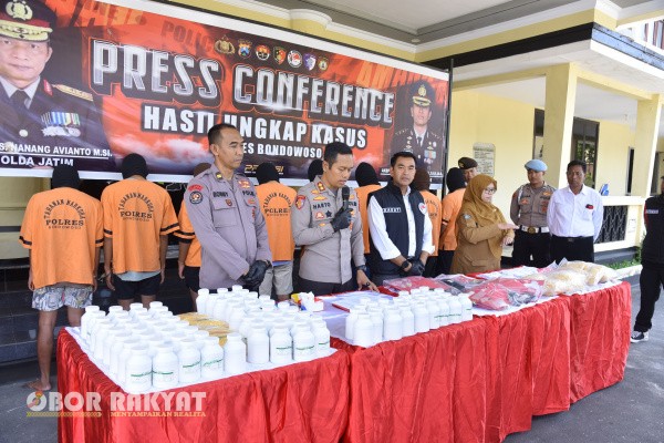 Bondowoso, Obor Rakyat — Polres Bondowoso secara resmi menggelar press release terkait hasil capaian Operasi Tumpas Narkoba Semeru 2025 yang berlangsung selama hampir dua pekan, dari 30 Agustus hingga 10 September 2025. Kegiatan ini dipimpin langsung oleh Kapolres Bondowoso AKBP Harto Agung Cahyono, didampingi Kasat Narkoba AKP Deky Julkarnain, serta Kasi Humas IPTU Bobby Dwi Siswanto, Senin (15/9/2025).