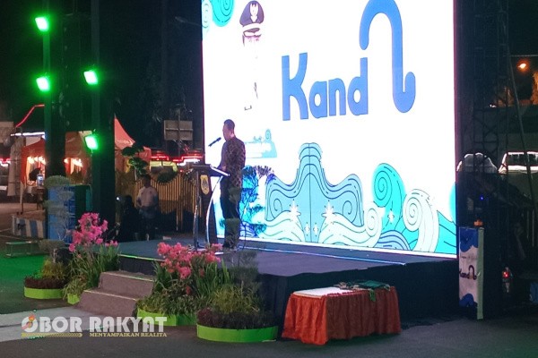Bondowoso, Obor Rakyat – Pemerintah Kabupaten Bondowoso, Jawa Timur, resmi meluncurkan Aplikasi Pengaduan Masyarakat KANDA (Kami Melayani Anda Mengawasi) dan pemanfaatan infrastruktur Fiber Optic (FO) milik pemerintah daerah pada Senin malam (15/9/2025) di Paseban Alun-alun Raden Bagus Asra (RBA) Ki Ronggo.