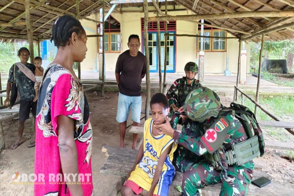 Mappi, Obor Rakyat — Dalam upaya meningkatkan akses layanan kesehatan di wilayah terpencil, Satgas Yonif 123/Rajawali Pos Haju menggelar patroli pelayanan kesehatan secara door-to-door di tiga kampung yakni Warogom, Aripin, dan Acipom, Distrik Haju, Kabupaten Mappi, pada Selasa (16/9/2025).