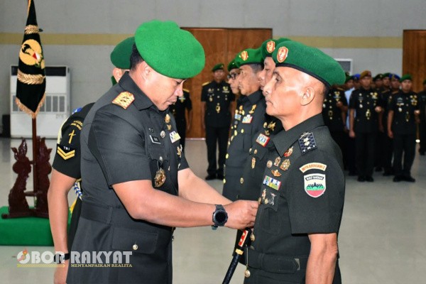 Medan, Obor Rakyat – Pangdam I/Bukit Barisan Mayjen TNI Rio Firdianto secara resmi memimpin upacara tradisi dan serah terima jabatan (Sertijab) Kepala Staf Kodam (Kasdam) I/BB di Makodam I/BB, Senin (15/9/2025).