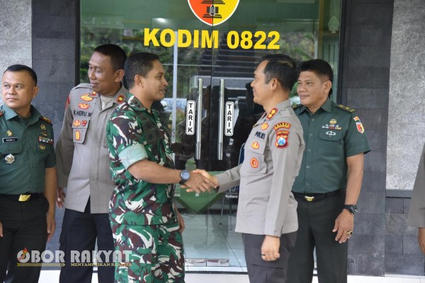 Bondowoso, Obor Rakyat – Kapolres Bondowoso AKBP Harto Agung Cahyono, S.H., S.I.K., M.H. melakukan kunjungan silaturahmi ke Kodim 0822 Bondowoso pada Senin (15/9/2025). Kunjungan ini bertujuan mempererat hubungan kelembagaan dan menjaga stabilitas keamanan di Kabupaten Bondowoso.