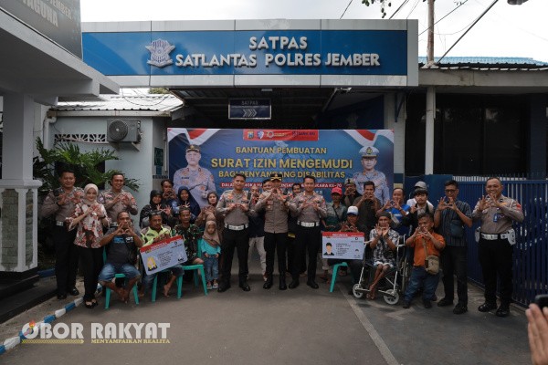 Jember, Obor Rakyat – Dalam rangka memperingati Hari Ulang Tahun (HUT) ke-70 Satuan Lalu Lintas, Satlantas Polres Jember menggelar layanan spesial berupa pembuatan dan perpanjangan Surat Izin Mengemudi (SIM) D secara gratis khusus bagi penyandang disabilitas.