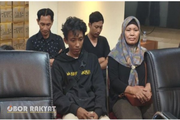 Mereka adalah Bima Permana Putra (BPP) dan Eko Purnomo (EP). Keduanya kini telah kembali dan hadir dalam konferensi pers yang digelar di Polda Metro Jaya, Kamis (18/9/2025).