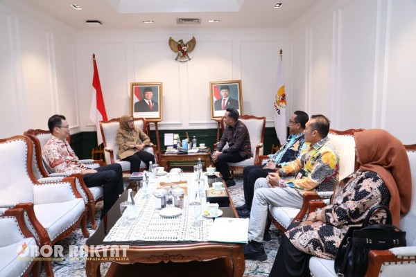 Jember, Obor Rakyat — Upaya Pemerintah Kabupaten (Pemkab) Jember dalam meningkatkan kualitas pelayanan publik dan memperjuangkan nasib tenaga Non-ASN kembali menunjukkan komitmen nyata. Bupati Jember, Muhammad Fawait atau yang akrab disapa Gus Fawait, bersama jajaran pejabat daerah bertemu langsung dengan Menteri Pendayagunaan Aparatur Negara dan Reformasi Birokrasi (PANRB), Rini Widyantini, di Jakarta, Kamis (18/9/2025).