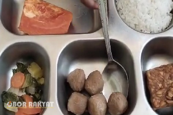 Bondowoso, Obor Rakyat – Program Makanan Bergizi Gratis (MBG) kembali menjadi sorotan publik setelah sebuah video yang memperlihatkan keluhan seorang guru terkait kualitas makanan yang diberikan kepada siswa viral di media sosial. Peristiwa ini terjadi di salah satu sekolah Pendidikan Anak Usia Dini (PAUD) di Kecamatan Tamanan, Kabupaten Bondowoso.