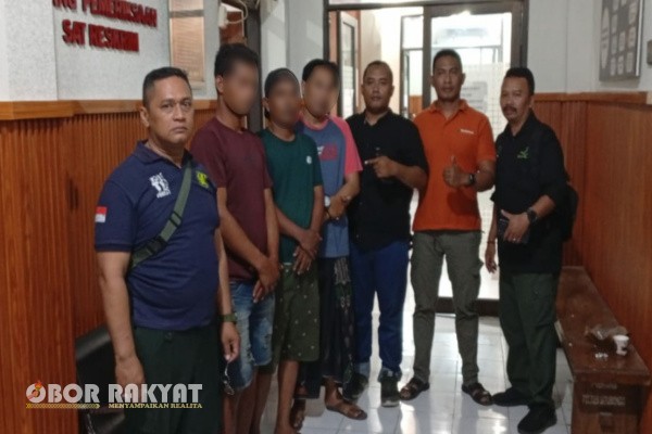 Situbondo, Obor Rakyat - Dalam rangka menjaga kelestarian hutan dan menekan angka kejahatan kehutanan, Perum Perhutani melalui Kesatuan Pemangkuan Hutan (KPH) Bondowoso terus menggencarkan patroli rutin. Upaya ini dilakukan oleh Satuan Polisi Hutan Mobile (Polhutmob) sebagai garda terdepan dalam pengamanan aset negara, khususnya di wilayah kerja yang mencakup dua kabupaten: Bondowoso dan Situbondo.