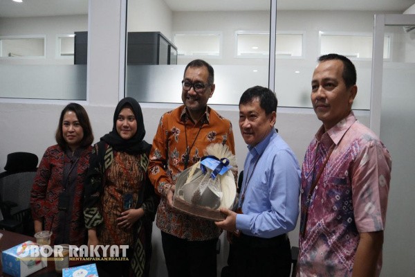 Medan, Obor Rakyat – Dalam rangka memperingati Hari Pelanggan Nasional (HPN) 2025, PT Telkom Indonesia Regional 1 bersama Telkom Wilayah Sumatera Utara melakukan kunjungan khusus ke Rumah Sakit Murni Teguh Medan.