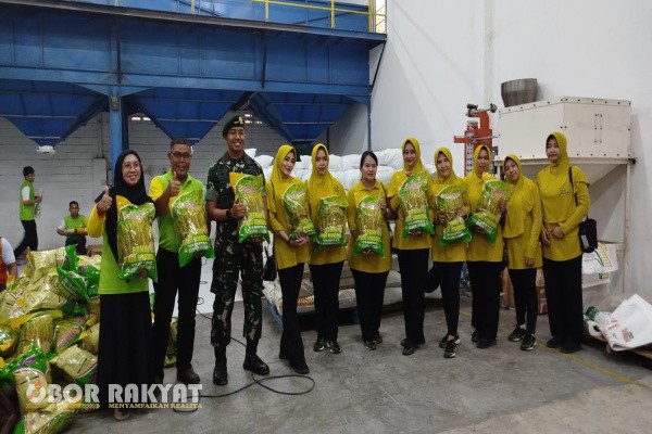Jember, Obor Rakyat – Komitmen TNI dalam mendukung program ketahanan pangan nasional terus ditunjukkan secara nyata. Dipimpin oleh Letkol Inf Ugroseno, Komandan Batalyon Infanteri 514/SY Kostrad, rombongan prajurit dan Persit Kartika Chandra Kirana melakukan kunjungan kerja ke PT Benih Citra Asia (BCA) yang berlokasi di Jalan Akmaludin No. 26, Desa Wirowongso, Kabupaten Jember, Jawa Timur.