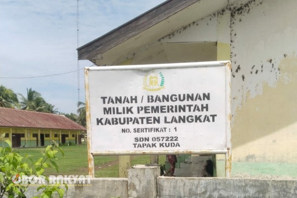 Langkat, Obor Rakyat – Dunia pendidikan di Kabupaten Langkat kembali tercoreng akibat ulah seorang oknum Kepala Sekolah Dasar Negeri (SDN) 057222 Tapak Kuda, Kecamatan Tanjung Pura. Kepala sekolah bernama Jojor Simatupang diduga telah memanipulasi data honorer di sekolah yang dipimpinnya demi meloloskan dua anaknya dalam seleksi Pegawai Pemerintah dengan Perjanjian Kerja (P3K).