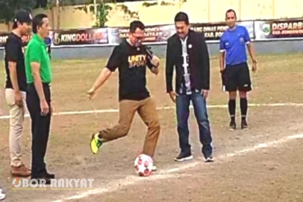 Bondowoso, Obor Rakyat – Alih-alih menjadi kebanggaan daerah, Stadion Magenda Bondowoso justru menuai banyak kritik tajam. Kondisi lapangan yang memprihatinkan saat menjadi venue pembukaan Turnamen Sepak Bola Bupati Cup ke-12, Selasa (23/9/2025), menjadi bukti nyata bahwa fasilitas olahraga utama di Bondowoso jauh dari kata layak.