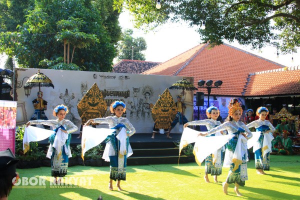 Banyuwangi, Obor Rakyat – Event budaya Banyuwangi Tempo Doeloe 2025 resmi dibuka oleh Pemerintah Kabupaten (Pemkab) Banyuwangi melalui Dinas Kebudayaan dan Pariwisata (Disbudpar) pada Selasa (23/9/2025).