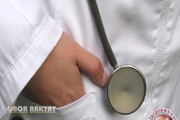 Banyuwangi, Obor Rakyat – Praktik pelayanan kesehatan ilegal kembali mencuat di Kabupaten Banyuwangi. Seorang perawat atau mantri, berinisial K, yang masih aktif bertugas di RSUD Blambangan, diduga membuka praktik kesehatan mandiri secara ilegal di rumah pribadinya yang berlokasi di Kelurahan Penataban, Kecamatan Giri.