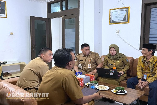 Jember, Obor Rakyat – Komitmen Pemerintah Kabupaten (Pemkab) Jember dalam mewujudkan tata kelola pemerintahan yang transparan dan akuntabel kembali mendapat pengakuan. Melalui Dinas Komunikasi dan Informatika (Diskominfo) selaku Pejabat Pengelola Informasi dan Dokumentasi (PPID) Utama, Jember berhasil melaju ke tahap kedua penilaian Keterbukaan Informasi Publik (KIP) Award Jawa Timur 2025.