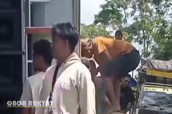 Jember, Obor Rakyat – Media sosial kembali dihebohkan dengan video viral yang memperlihatkan aksi warga membongkar paksa sebuah jembatan demi meloloskan truk pengangkut sound system. Kejadian ini disebut berlangsung di Desa Glundengan, Kecamatan Balung, Kabupaten Jember, pada Kamis (18/9/2025) sekitar pukul 13.00 WIB.