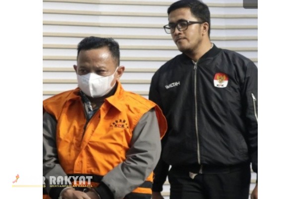 Surabaya, Obor Rakyat – Komisi Pemberantasan Korupsi (KPK) terus mendalami kasus dugaan tindak pidana korupsi terkait pengelolaan dana Pemulihan Ekonomi Nasional (PEN) dan proyek pengadaan barang dan jasa di lingkungan Pemerintah Kabupaten Situbondo. Salah satu yang terbaru, KPK memeriksa mantan Bupati Situbondo Karna Suswandi sebagai saksi dalam perkara tersebut.