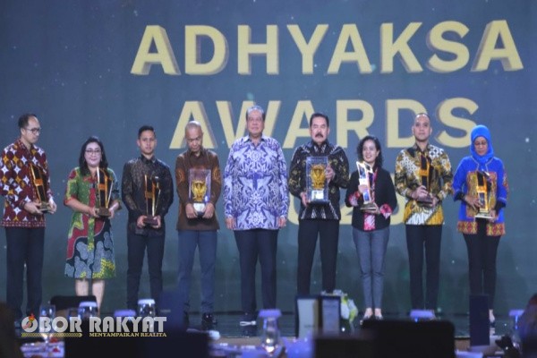 Jakarta, Obor Rakyat – Jaksa Agung Sanitiar Burhanuddin secara resmi menganugerahkan Adhyaksa Awards 2025 kepada enam jaksa teladan dari berbagai daerah di Indonesia. Penghargaan ini diberikan dalam acara yang berlangsung megah di Hotel Westin, Kuningan, Jakarta Selatan, Selasa (23/9/2025).