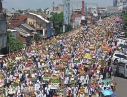 Kirab Ancak Agung Meriahkan Peringatan Maulid Nabi di Jember, 500 Peserta Tampilkan Ragam Hasil Bumi