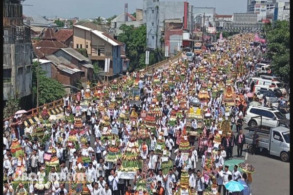 Jember, Obor Rakyat – Ribuan warga memadati pusat Kota Jember pada Rabu pagi (24/9/2025) untuk menyaksikan kemeriahan Kirab Ancak Agung, sebuah tradisi budaya tahunan yang digelar dalam rangka memperingati Maulid Nabi Muhammad SAW.