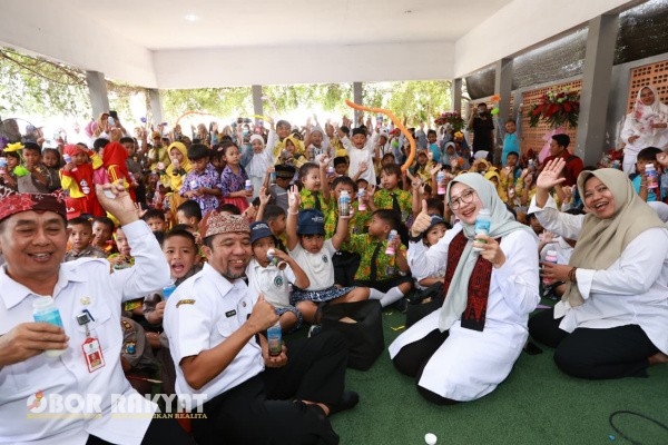 Banyuwangi, Obor Rakyat – Sebanyak 500 anak dari berbagai PAUD dan Taman Kanak-Kanak (TK) di Banyuwangi berkumpul di Balai Penyuluhan Pertanian (BPP) Kecamatan Rogojampi, Rabu pagi (24/9/2025), untuk mengikuti kampanye makan daging, telur, dan susu.