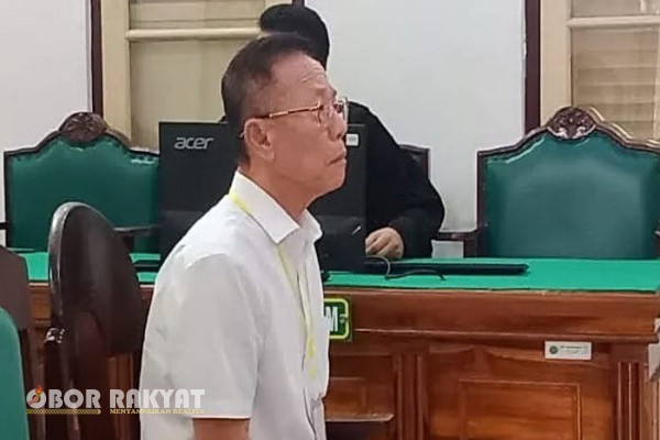 Medan, Obor Rakyat — Pengadilan Negeri (PN)Medan pada 18 Agustus 2025 lalu telah memvonis Alexander Halim Alias LimSia Cheng atau dikenal dengan sebutan Akuang dengan hukuman 10 tahun penjara. Vonis tersebut dijatuhkan setelah majelis hakim yang diketuai M. Nazir menyatakan Akuang terbukti melanggar Pasal 2 ayat (1) jo Pasal 18 Undang-Undang Tindak Pidana Korupsi (Tipikor) terkait kasus penguasaan lahan ilegal dan alih fungsi kawasan hutan suaka margasatwa Karang Gading di Kabupaten Langkat, Sumatera Utara.