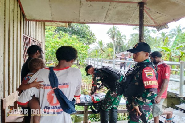 Fayit, Obor Rakyat – Dalam upaya meningkatkan kesehatan masyarakat di daerah terpencil, Satgas Yonif 123/Rajawali bekerja sama dengan Kepala Pusat Kesehatan Fayit menggelar Posyandu Keliling di Puskesmas Fayit dan Kampung Ayis, Kabupaten Mappi, Papua Selatan. Kegiatan rutin bulanan ini difokuskan pada pemeriksaan kesehatan balita dan ibu hamil, sekaligus memberikan edukasi pentingnya kesehatan dan gizi.