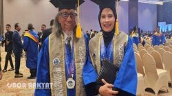 Kisah Inspiratif: Pasangan Suami Istri Raih Gelar Doktor Bersama di Unitomo Surabaya