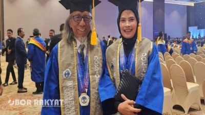 Kisah Inspiratif: Pasangan Suami Istri Raih Gelar Doktor Bersama di Unitomo Surabaya