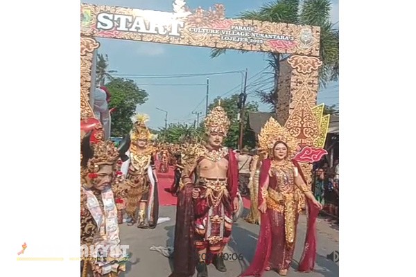Jember, Obor Rakyat – Karnaval budaya yang digelar di Desa Lojejer, Kecamatan Wuluhan, Kabupaten Jember, kembali menyedot perhatian warga. Parade budaya bertajuk Culture Village Nusantara 3 ini digelar dalam rangka memperingati HUT Kemerdekaan RI ke-80, sekaligus menandai tiga tahun masa kepemimpinan Kepala Desa (Kades) Lojejer, Mochamad Sholeh.