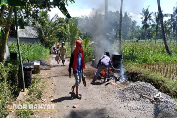 Bondowoso, Obor Rakyat – Proyek pengaspalan jalan seharusnya menjadi salah satu bentuk pelayanan dasar yang diberikan pemerintah kepada masyarakat. Namun, belakangan ini muncul fenomena di lapangan yang cukup meresahkan, proyek infrastruktur tersebut justru diklaim atau diberi kesan sebagai "bantuan pribadi" dari oknum tertentu.