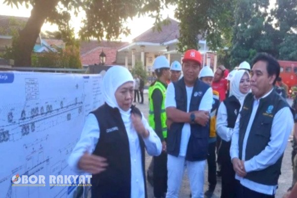 Situbondo, Obor Rakyat – Gubernur Jawa Timur, Khofifah Indar Parawansa, meninjau secara langsung sejumlah proyek pembangunan infrastruktur strategis di Kabupaten Situbondo, Sabtu (27/9/2025).