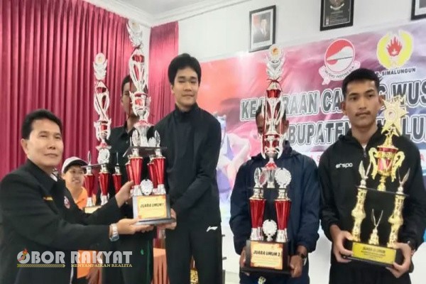 Simalungun, Obor Rakyat – Sasana Wushu Panei Tongah berhasil keluar sebagai juara umum dalam Kejuaraan Cabang (Kejurcab) Wushu Sanda Kabupaten Simalungun 2025 yang berlangsung selama tiga hari di Aula SMA Negeri 1 Plus Raya, dari Jumat (26/9) hingga Minggu (28/9/2025).