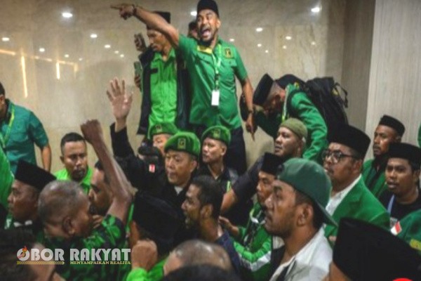 Jakarta, Obor Rakyat – Muktamar X Partai Persatuan Pembangunan (PPP) diwarnai ketegangan usai dua tokoh, Mardiono dan Agus Suparmanto, sama-sama mengklaim diri sebagai Ketua Umum PPP terpilih. Perseteruan ini memunculkan kembali bayang-bayang dualisme kepemimpinan yang pernah terjadi pada 2014.
