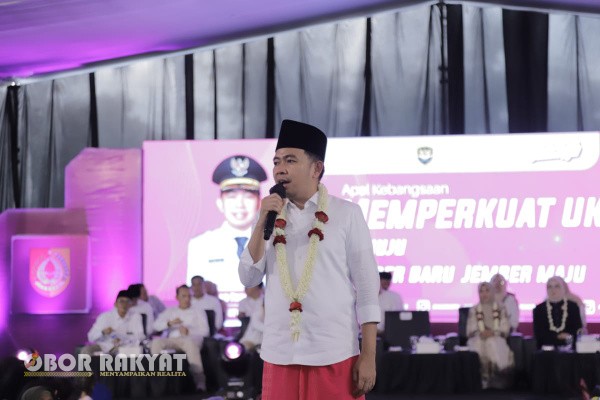 Sumberbaru, Obor Rakyat – Pemerintah Kabupaten (Pemkab) Jember sukses menggelar kegiatan layanan publik selama dua hari di Lapangan Yosorati, Kecamatan Sumberbaru. Sebanyak 50 hingga 70 jenis layanan masyarakat hadir dalam acara yang berlangsung selama 48 jam penuh, memberikan kemudahan akses bagi warga setempat.