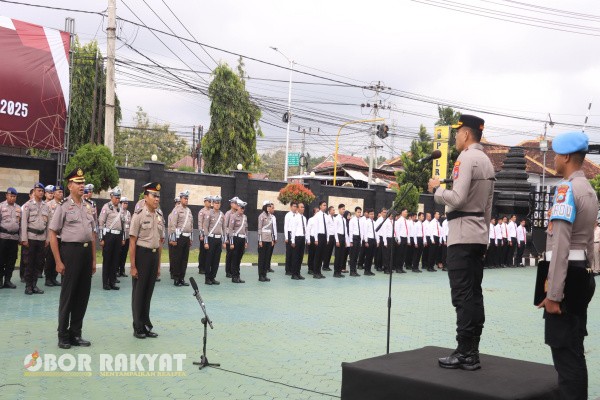 Banyuwangi, Obor Rakyat – Polresta Banyuwangi menggelar upacara kenaikan pangkat pengabdian yang berlangsung khidmat di halaman Mapolresta Banyuwangi, Senin (29/9/2025).