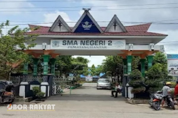 Pematangsiantar, Obor Rakyat – Dugaan penyalahgunaan kewenangan kembali mencuat di dunia pendidikan Kota Pematangsiantar. Kepala Sekolah SMA Negeri 2 Pematangsiantar, inisial ES diduga melakukan pengutan liar (Pungli) melalui komite sekolah, penjualan baju olahraga dengan motif keuntungan pribadi, serta markup biaya pengadaan buku perpustakaan pada tahun anggaran 2023–2024.