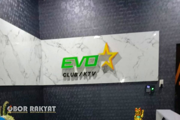 Pematangsiantar, Obor Rakyat – Tempat Hiburan Malam (THM) berlabel Evo Star yang berlokasi di Jalan Rangkuta Sembiring, Kelurahan Naga Pita, Kecamatan Siantar Martoba, tepat di depan Kampus Advent Pematangsiantar, kini telah mulai beroperasi.