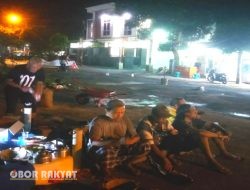 Bondowoso Heboh, Warga RT 33 RW 2 Perumahan Ki Ronggo Gotong Royong Perbaiki Jalan Rusak hingga Malam Hari